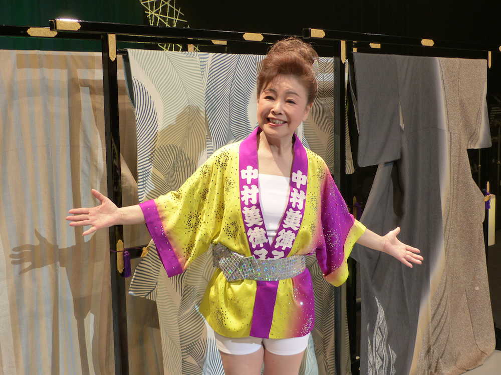 デビュー３０周年記念公演を行った中村美律子。シングルＣＤのジャケット写真で着用していた着物３着をファンにプレゼント