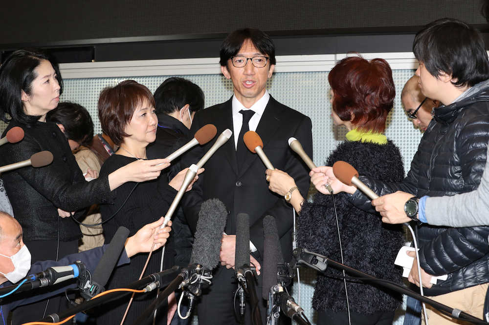 報道陣の前で故人をしのぶ藤村俊二さんの長男・亜実さん（中央）