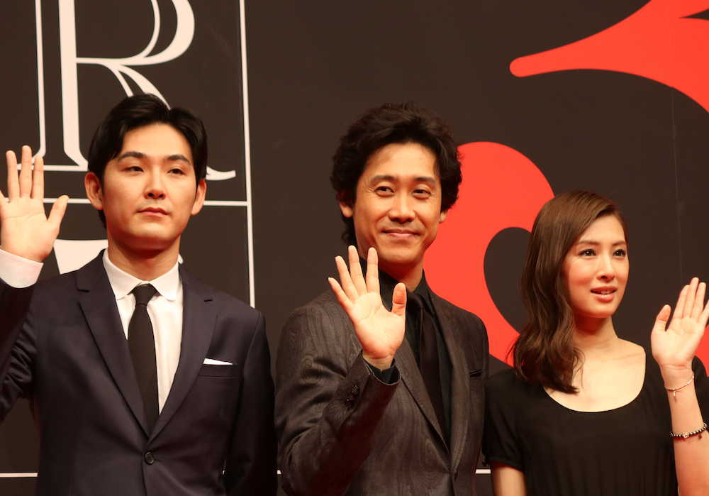映画「探偵はＢＡＲにいる３」製作発表会見に出席した（左から）松田龍平、大泉洋、北川景子
