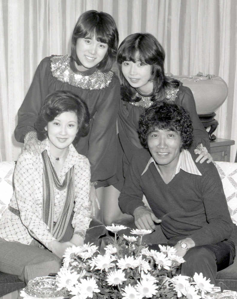 日本テレビ「シャボン玉ホリデー」に出演した藤村俊二さんと三ツ矢歌子さん。後列はピンク・レディー