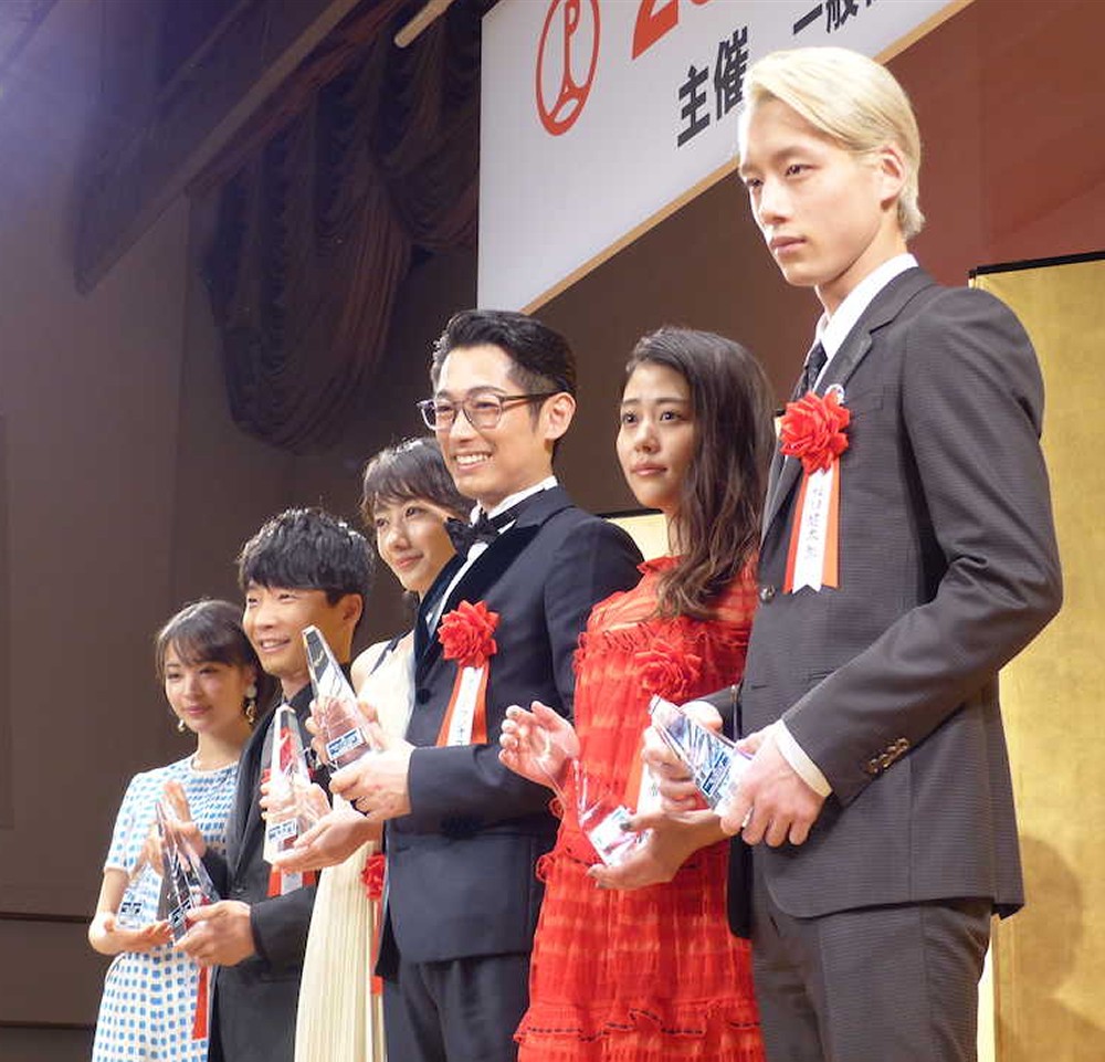 「２０１７エランドール賞」で新人賞を受賞した（左から）広瀬すず、星野源、波瑠、ディーン・フジオカ、高畑充希、坂口健太郎