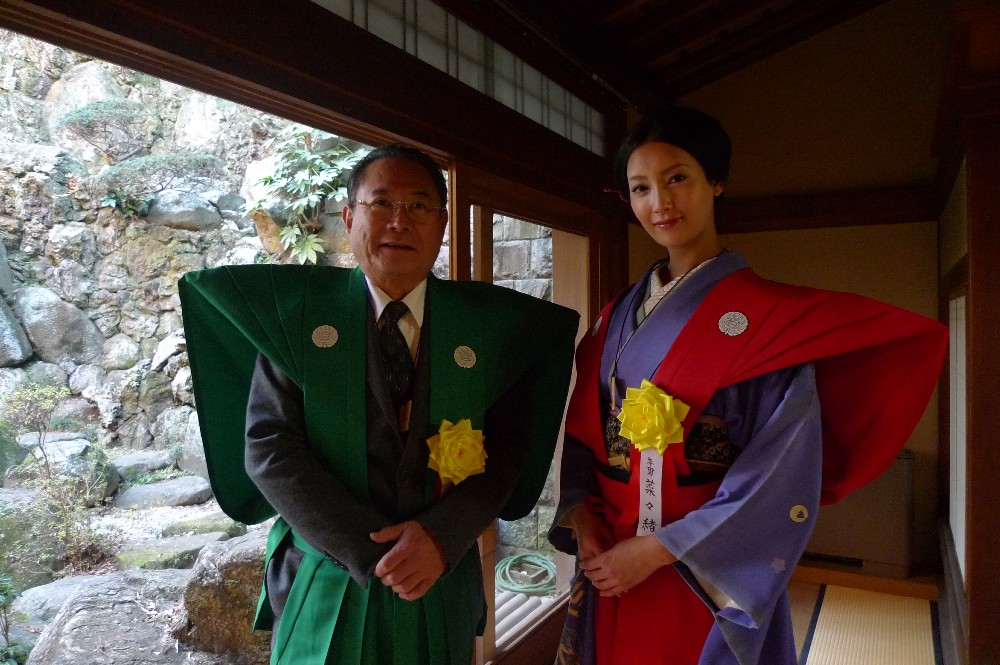 【画像・写真】大河「直虎」出演者らが豆まき　感激の前田吟「菜々緒さんにも会えた」