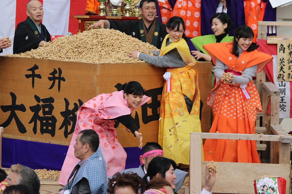 大阪・成田不動尊での豆まきをした左から）芳根京子、谷村美月、百田夏菜子、土村芳（後ろ）
