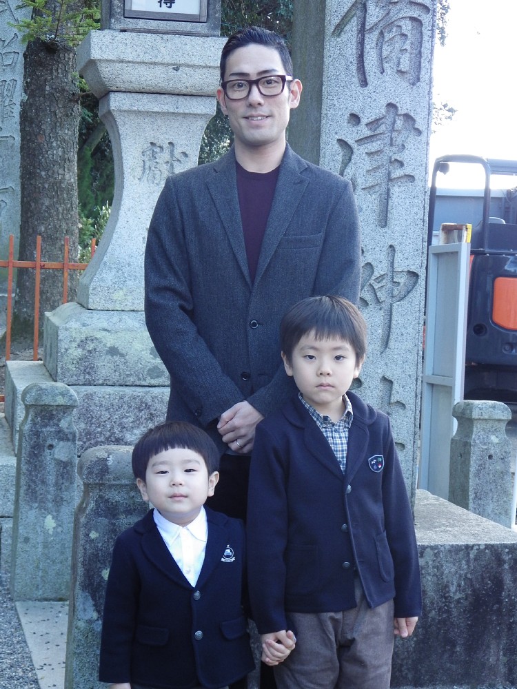 「徹子の部屋」に出演した中村勘九郎（中央）と長男・勘太郎（右）次男・長三郎