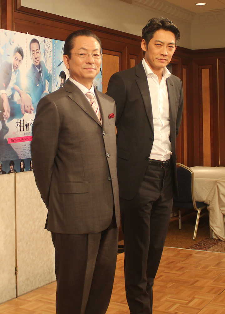 「相棒―劇場版４―」合同記者会見に出席した水谷豊（左）と反町隆史