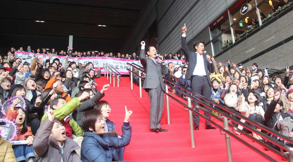 「相棒―劇場版４―」小倉駅でのキャンペーンで観客とポーズする水谷豊（左）と反町隆史
