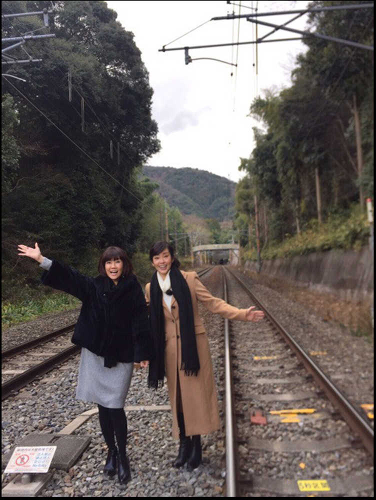 インターネット上に掲載されている松本伊代（左）と早見優が線路内に立ち入った時の写真