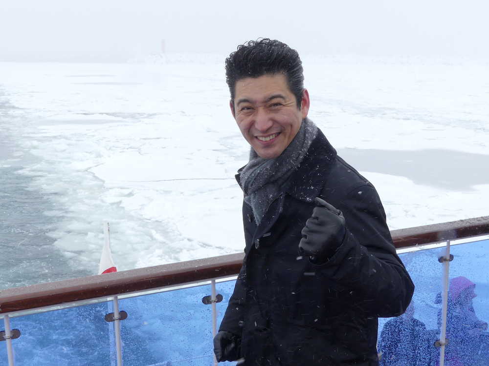 地元の北海道網走市で行われた「あばしりオホーツク流氷まつり」に参加した走裕介はみごとな流氷を背にガッツポーズ