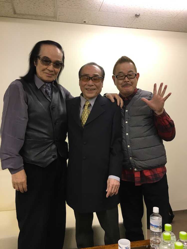 日本奇術協会８０周年の祝賀会に出席した（左から）島田晴夫、渚晴彦会長、マギー司郎