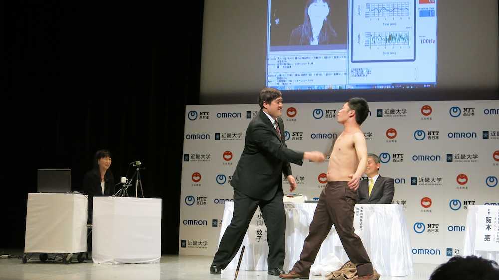 小山敦子教授（左）の前で“乳首ドリル”を披露する諸見里大介（中央）、吉田裕（右）