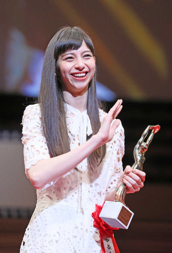 【画像・写真】中条あやみ　涙の新人賞…９頭身ハーフ、夢は“ハリウッド”