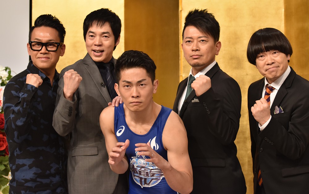 レスリングマスターズの日本代表に選出された「ジャングルポケット」の太田博久（中央）。（後列は左から宮川大輔、今田耕司、宮迫博之、蛍原徹）