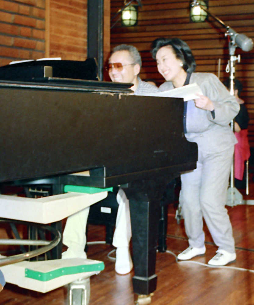 「みだれ髪」をレコーディングする美空ひばりさんと船村徹さん（８７年１０月撮影）