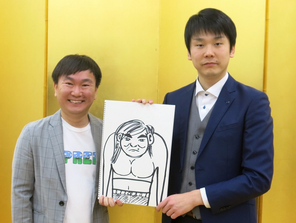 相方の濱家隆一（右）が描いた彼女の似顔絵を手に結婚報告する「かまいたち」の山内健司