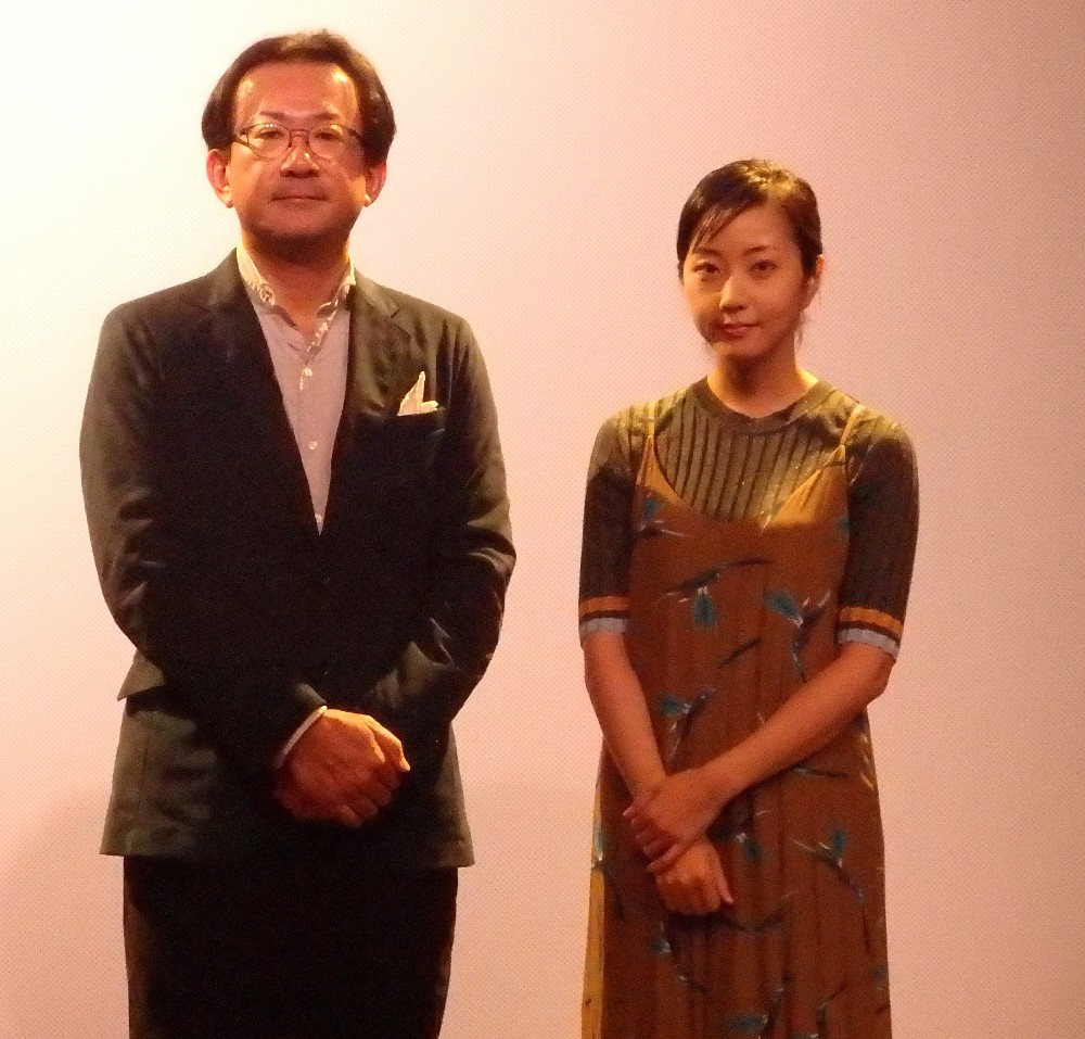 大阪市内で舞台あいさつした木南晴夏（右）と白羽弥仁監督