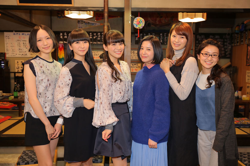 撮影現場で記念撮影する（左から）Ｐｅｒｆｕｍｅのっち、かしゆか、あ〜ちゃん、女優の吉高由里子、榮倉奈々、大島優子（Ｃ）日本テレビ