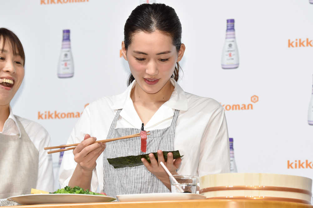 「いつでも新鮮　しぼりたて生しょうゆ」新ＣＭ発表会で手巻き寿司作りに挑戦した綾瀬はるか