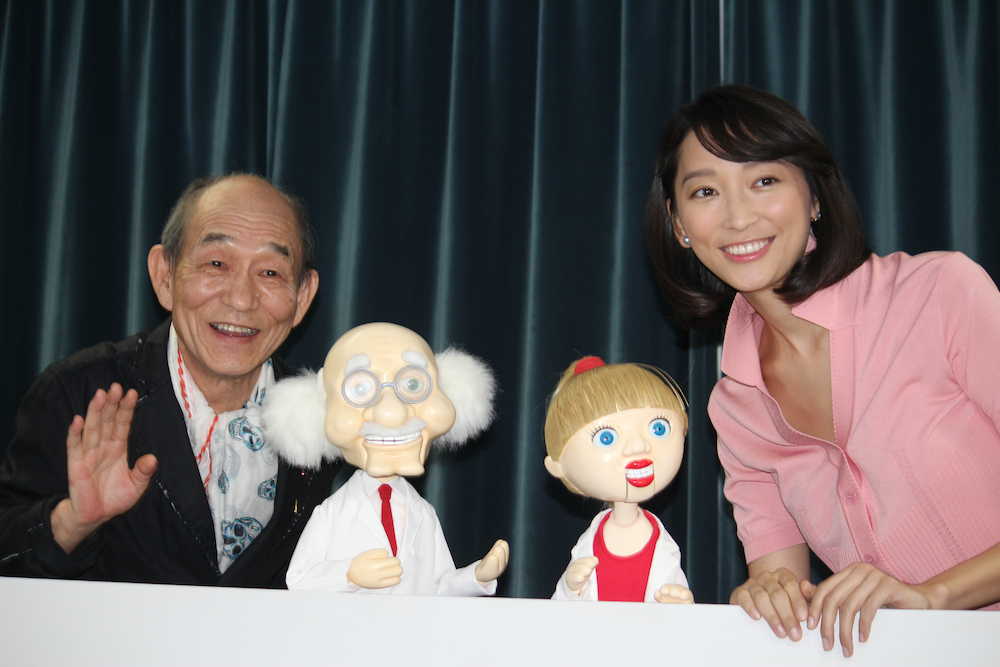 ＮＨＫ「ＪＡＰＡＮＧＬＥ」取材会に出席した（左から）笹野高史、アロー教授、ベクター助手、杏