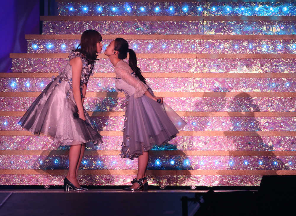 「禁じられた二人」で大島優子（右）にキスをせがまれる小嶋陽菜