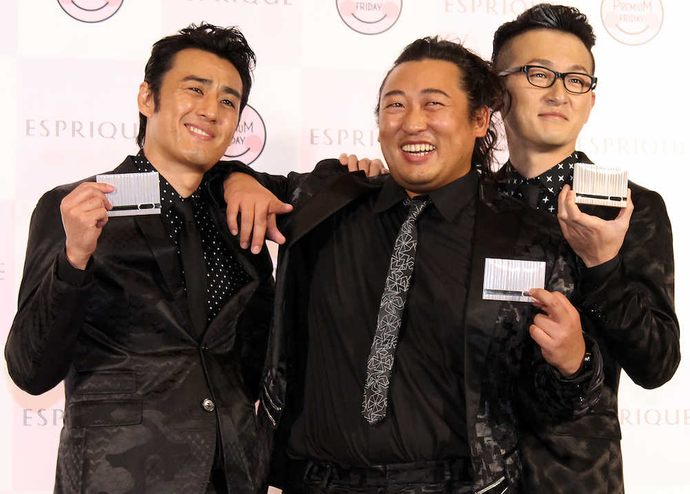 化粧品メーカー・コーセーのイベントに出演した（左から）ロバート・山本、秋山、馬場