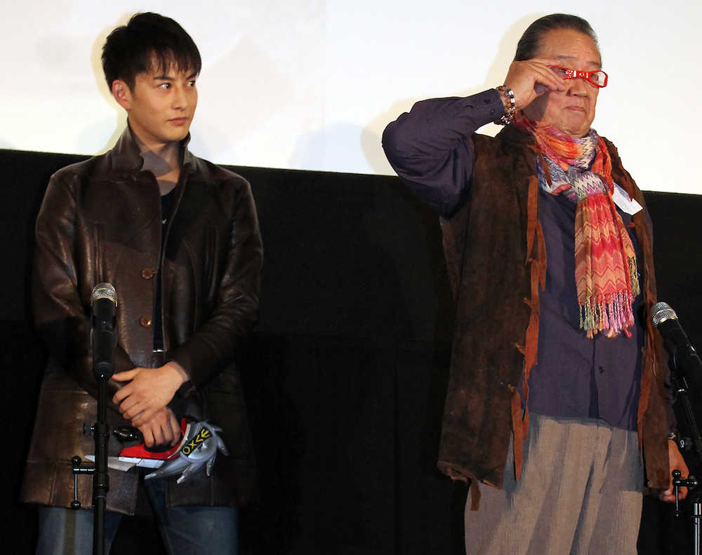 「劇場版ウルトラマンオーブ」の完成披露上映会で、セブンの変身ポーズを披露する森次晃嗣（右）と主演の石黒英雄