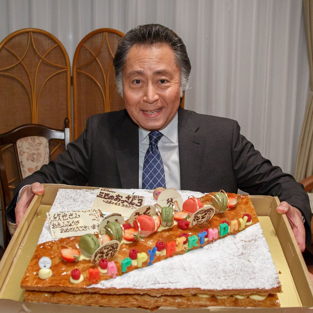 【画像・写真】北大路欣也　74歳誕生日を「三匹のおっさん」で祝福　特大ケーキ贈られ笑顔