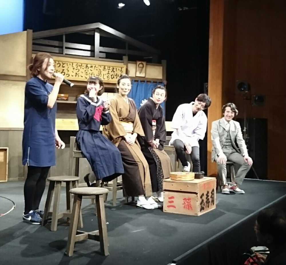 舞台「こと〜築地寿司物語」のトークタイムに登場した市川美織（左から２人目）