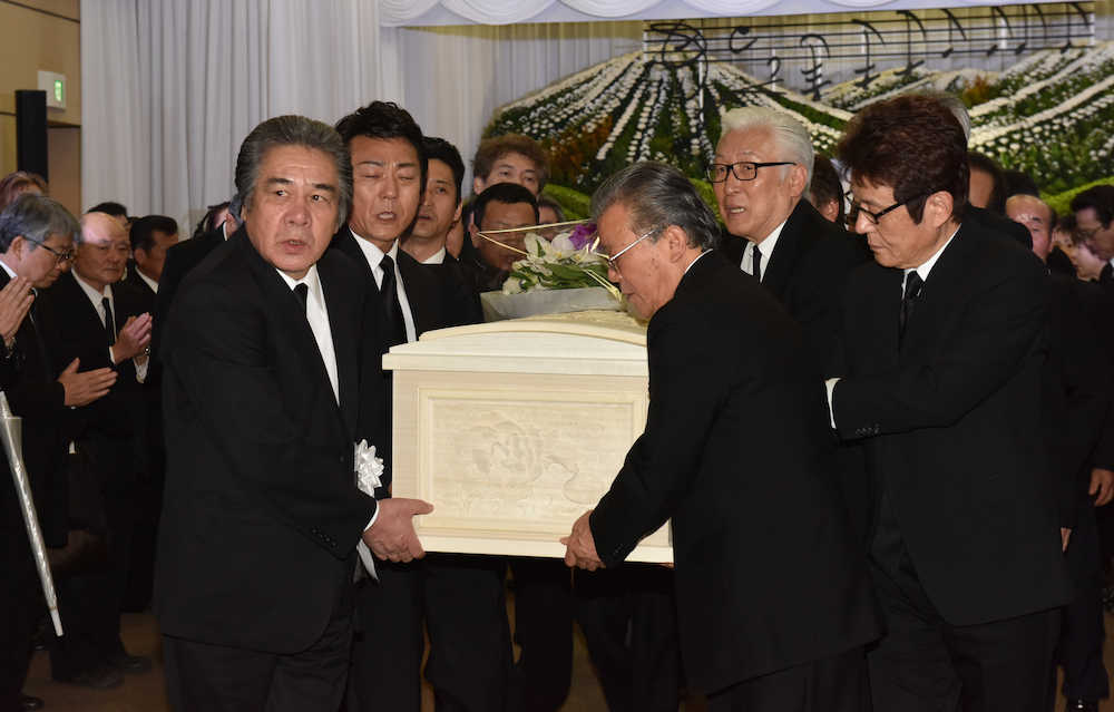 作曲家船村徹さんの葬儀・告別式で、ひつぎを運ぶ鳥羽一郎（手前左）舟木一夫（右）ら
