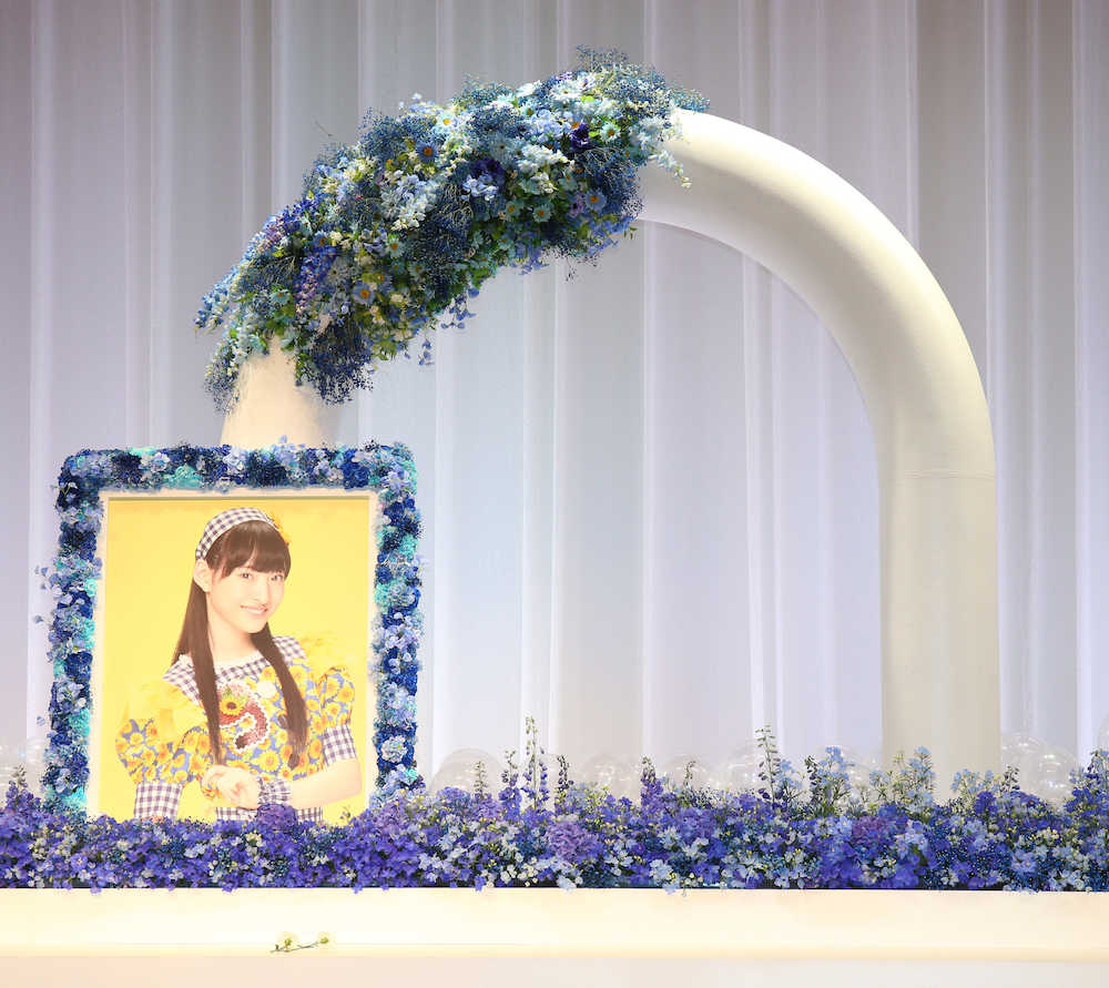 ＜私立恵比寿中学　松野莉奈さんを送る会＞松野莉奈さんの祭壇には写真とアーチが飾られた