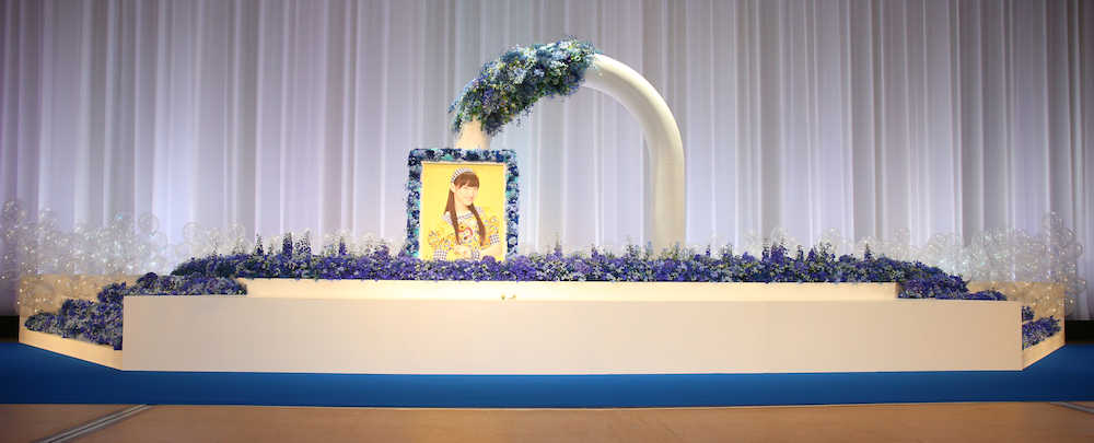 イメージカラーの青で飾られた松野莉奈さんの祭壇