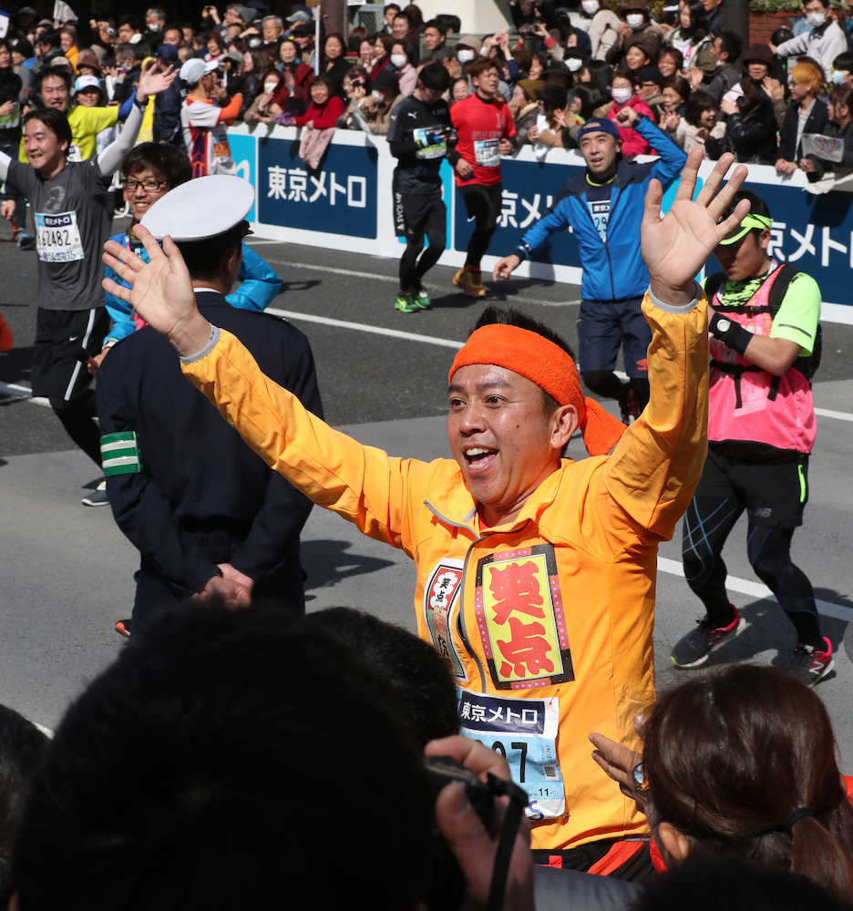 東京マラソンには著名人も多数出場。沿道の歓声にこたえる林家たい平