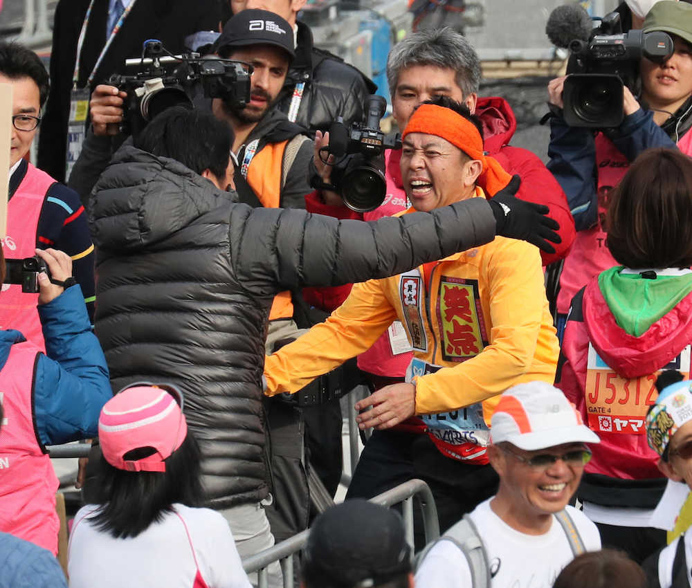 東京マラソンを完走した林家たい平（右）は青学大・原監督と抱き合って喜び合う