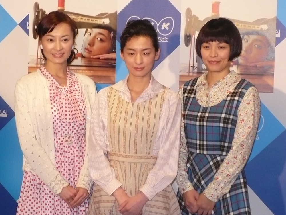 ＮＨＫ連続テレビ小説「カーネーション」に出演した川崎亜沙美（右）。新山千春（左）、尾野真千子と