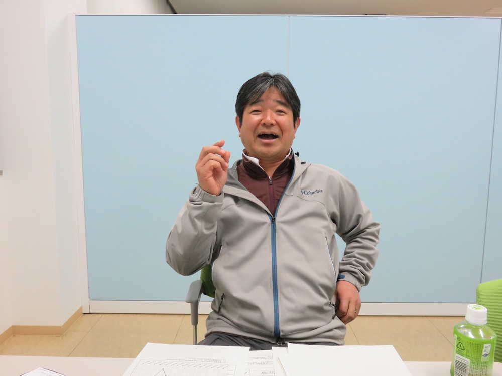 山田貴久さんは、インタビュー中でも携帯に電話がかかってくるほどの忙しさ　　　　　　　　　　　　　　　　　　　　　　　　　　　　　　　