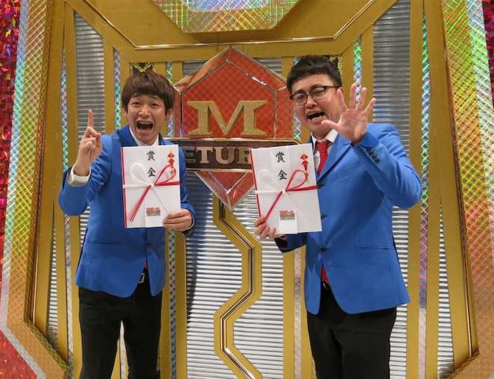 「Ｍ−１グランプリ２０１６リターンズ」で優勝賞金１０００万円を手にした昨年の覇者「銀シャリ」の鰻和弘（左）と橋本直