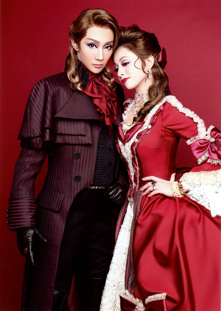 「スカーレット・ピンパーネル」での紅ゆずる（左）と綺咲（Ｃ）宝塚歌劇団