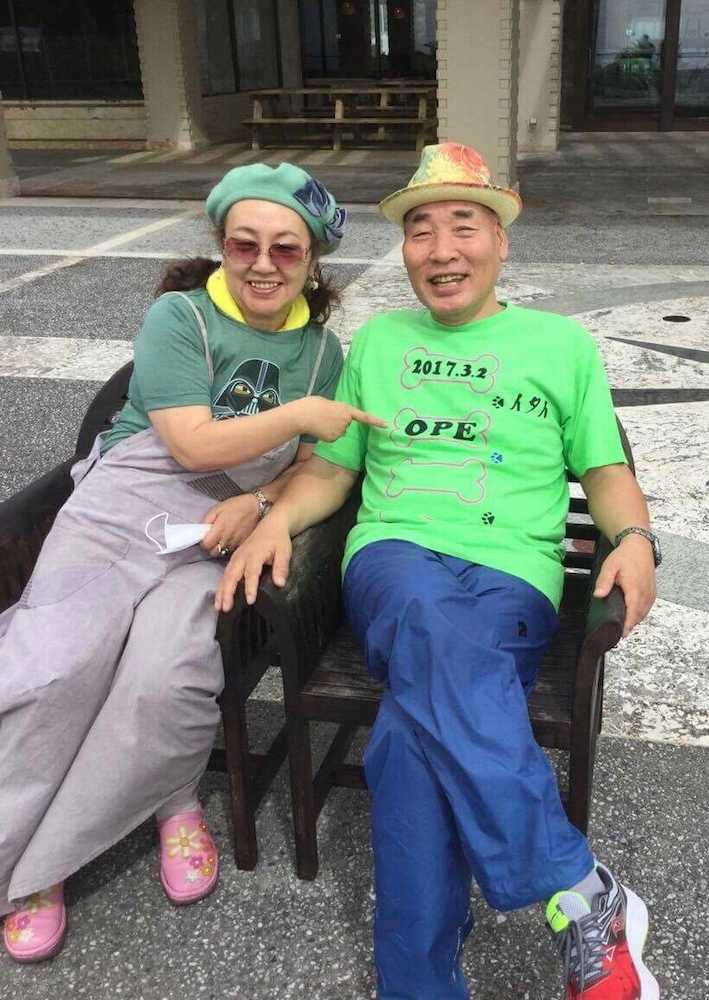 手術が決まり、仕事先の沖縄で記念につくったＴシャツを着た宮川大助と花子