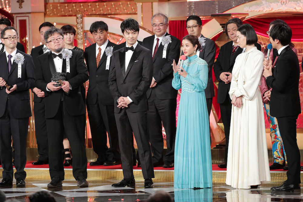 日本アカデミー賞作品賞に輝いた「シン・ゴジラ」の石原さとみ（前列右から２人目）がインタビューに答える