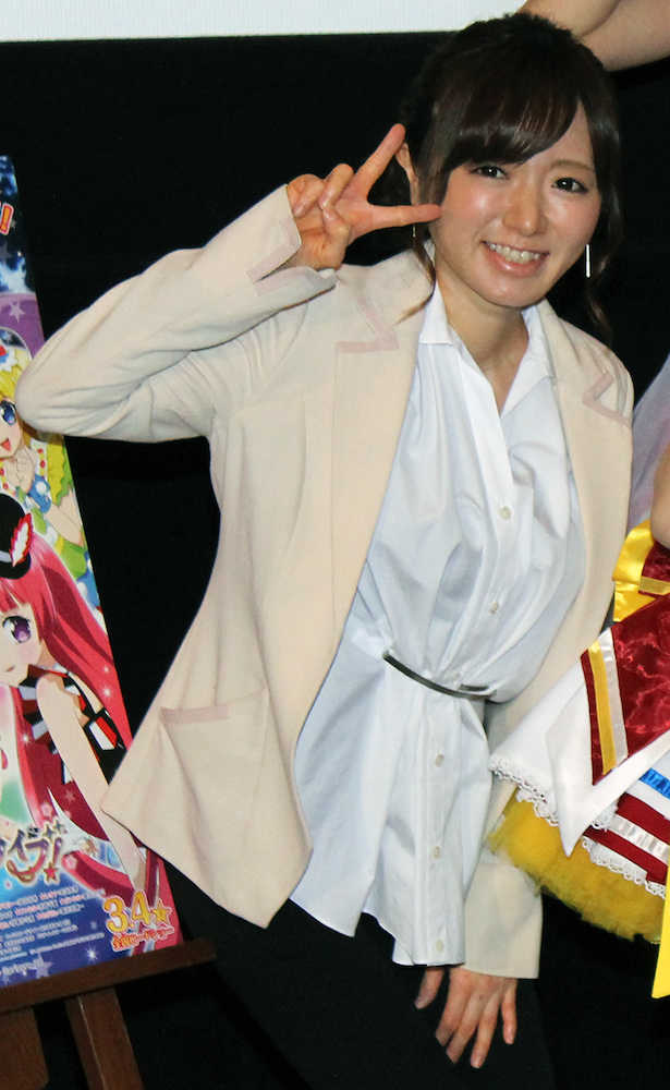 アニメ映画「プリパラ」の初日舞台挨拶で司会を務め、プリパラダンスを踊る紺野あさ美