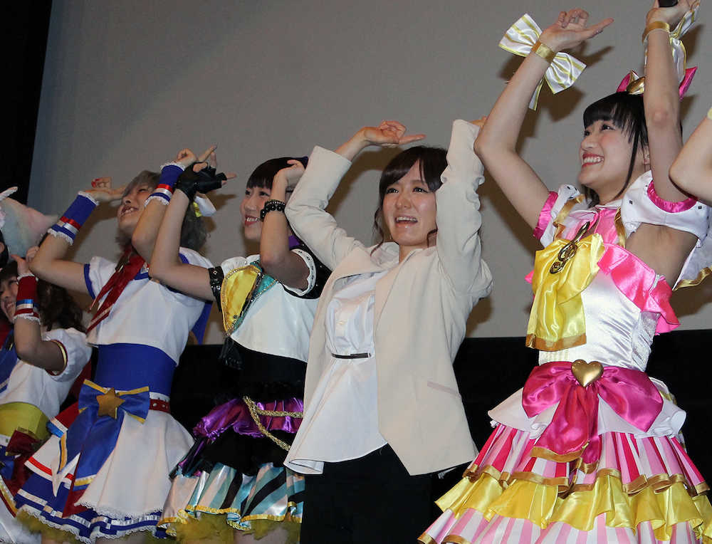 アニメ映画「プリパラ」の初日舞台挨拶で司会を務め、プリパラダンスを踊る紺野あさ美アナ