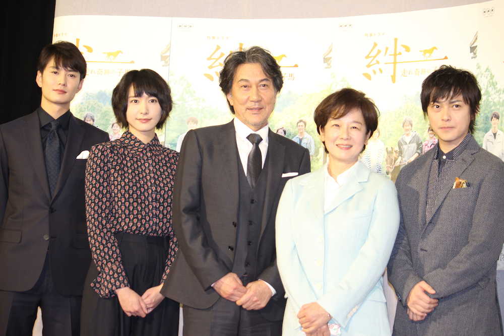 試写会に出席した（左から）岡田将生、新垣結衣、役所広司、田中裕子、勝地涼