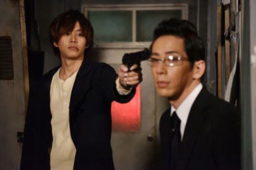 「Ｈｕｌｕ」で配信される「視覚探偵　日暮旅人」のオリジナルストーリーに出演する松坂桃李（左）（Ｃ）日本テレビ