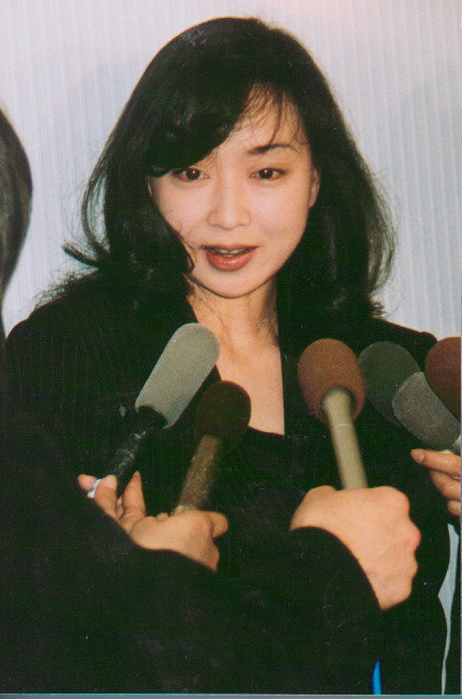 沖田浩之さんの自殺で会見する川上麻衣子（１９９９年３月２９日撮影）