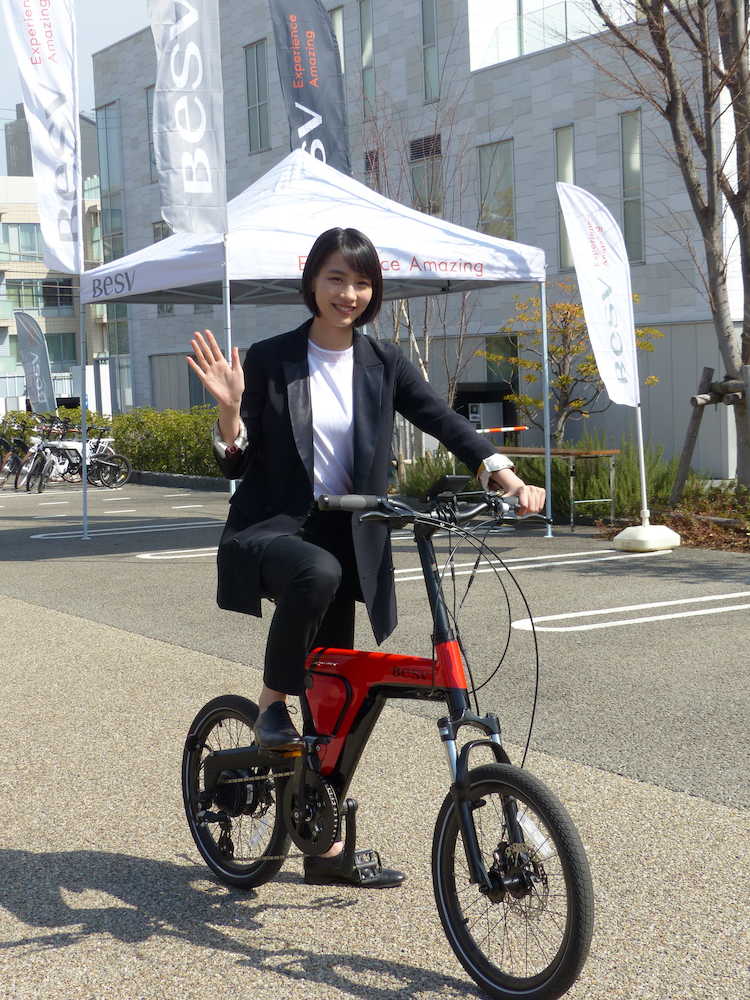 電動アシスト自転車「ＢＥＳＶ」新モデル発売記念イベントで試乗するのん