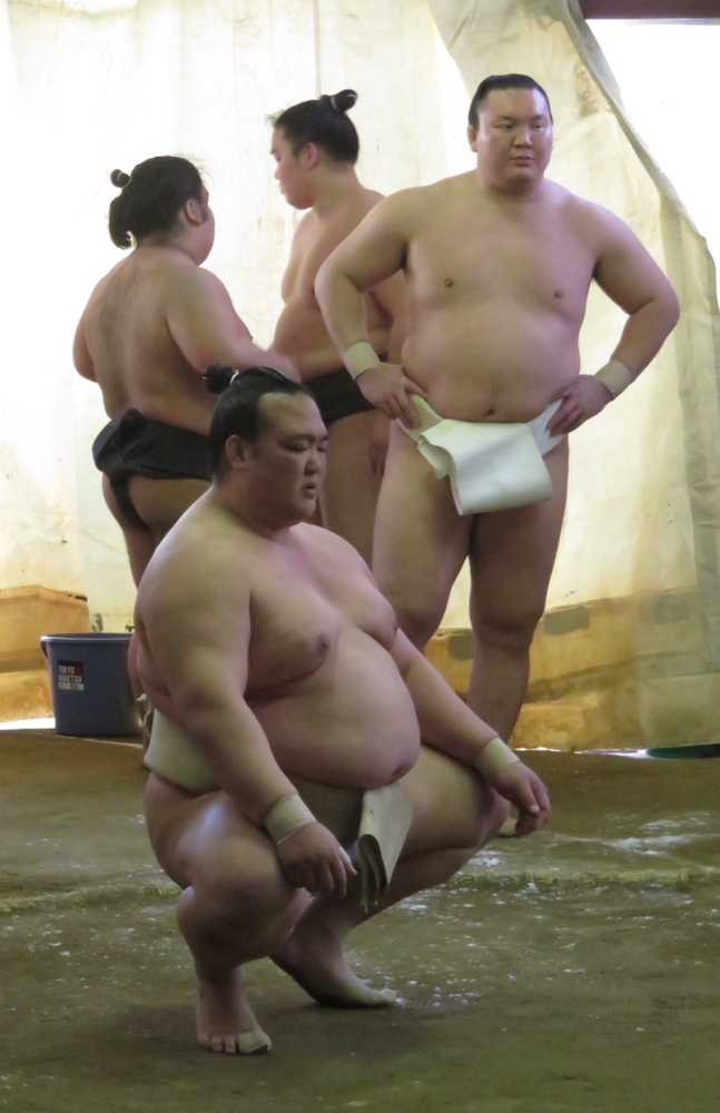 【画像・写真】稀勢の里（手前）の稽古を見つめる白鵬