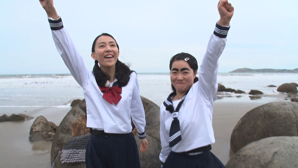 「世界の果てまでイッテＱ！」に２年ぶりに出演する木村佳乃（左）はイモトアヤコとセーラー服姿に（Ｃ）日本テレビ