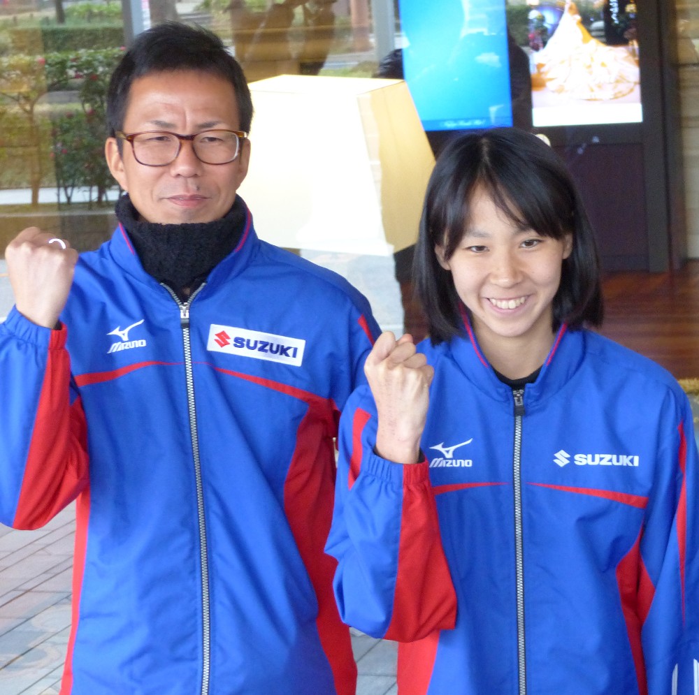 世界選手権へ気合のポーズを見せる里内正幸コーチ（左）と安藤友香