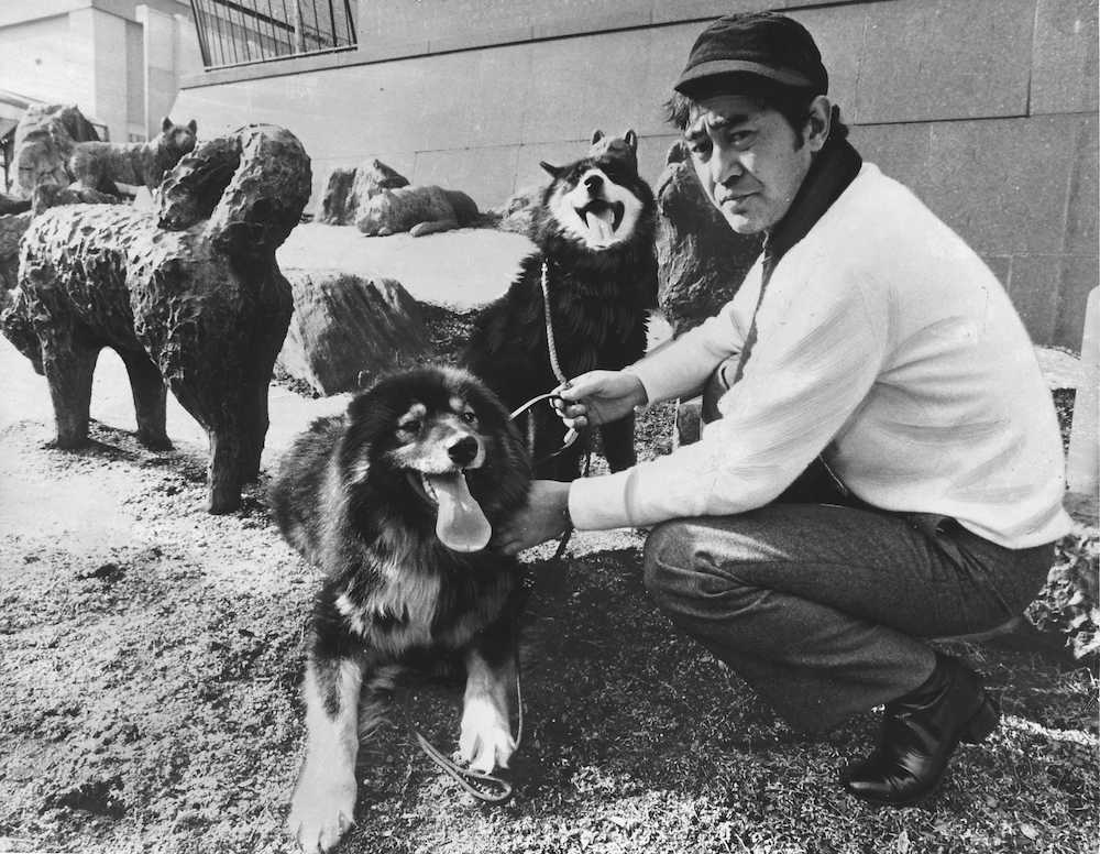 １９８３年１月、映画「南極物語」に出演したタロ、ジロを自宅で飼育することになった渡瀬恒彦さん
