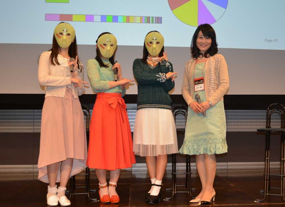 人工知能研究シンポジウムに登場した（左から）仮面女子の桜のどか、桜ゆき、月野もあ。右が坂本真樹教授