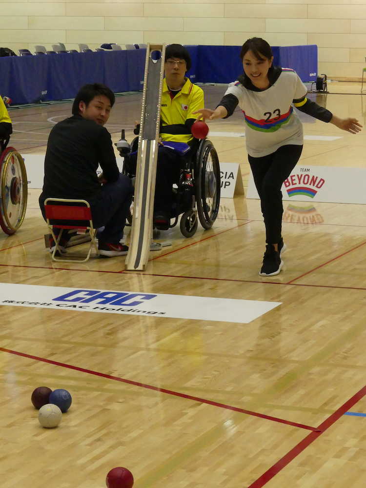 【画像・写真】エビちゃんがボッチャ体験「いろんな人に広めたい」